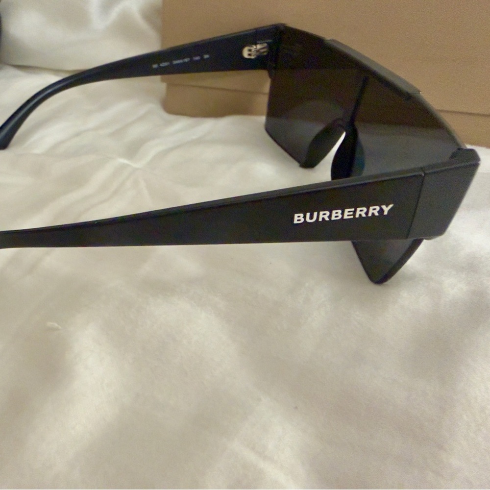 Burberry Black Sunglasses - Picture 9 of 10